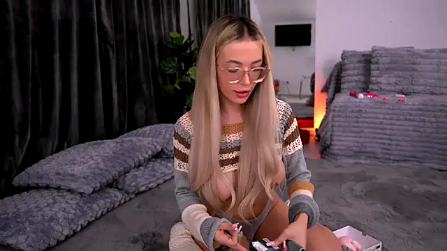 KylieJoyce online show from October 15, 2025, 8:06 pm