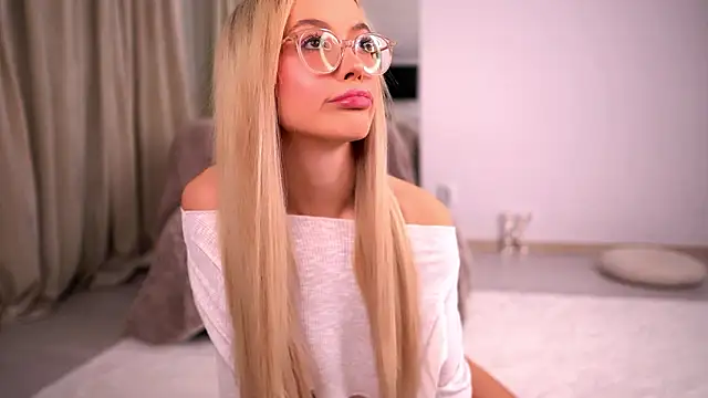 Snapshot of KylieJoyce chatting on February 9, 2026, 10:08 pm KylieJoyce online show from February 9, 2026, 10:08 pm