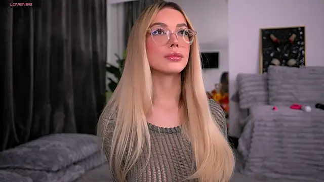 KylieJoyce online show from December 3, 2025, 9:47 pm