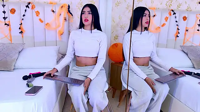 Mia-Monroe online show from October 27, 2025, 7:48 pm