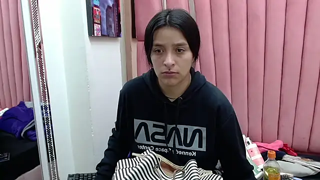 Snapshot of Sarah_Hornny chatting on March 13, 2025, 3:22 am Sarah Hornny online show from March 13, 2025, 3:22 am