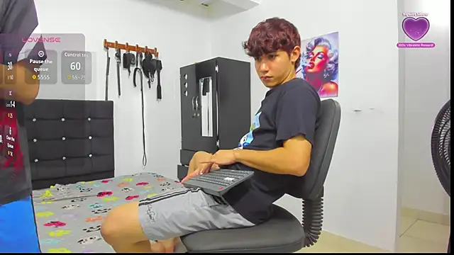 Snapshot of Alexander_and_Xiao chatting on February 4, 2026, 12:49 am Alexander and Xiao online show from February 4, 2026, 12:49 am