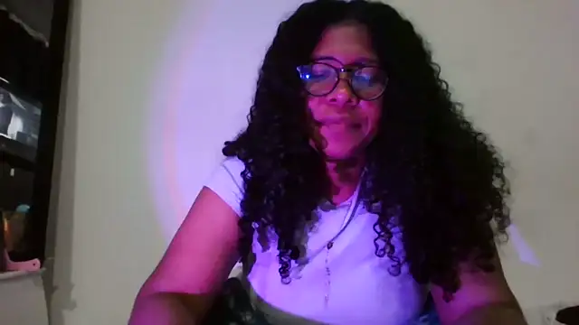 Snapshot of Ivon-09 chatting on October 25, 2025, 12:32 am Ivon-09 online show from October 25, 2025, 12:32 am