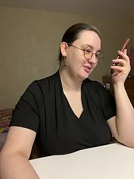 Snapshot of hungry1bunny chatting on May 5, 2026, 4:43 pm hungry1bunny online show from May 5, 2026, 4:43 pm
