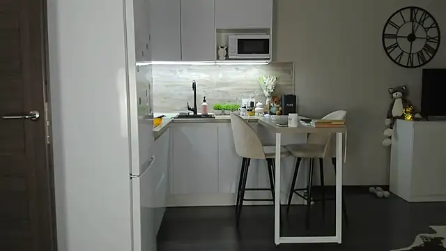 nilliluv online show from April 13, 2026, 8:57 pm