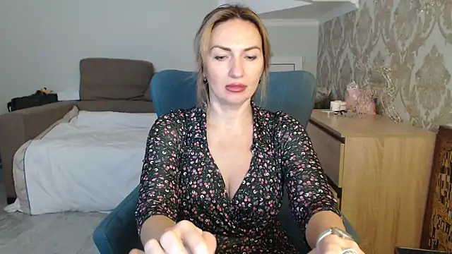 Snapshot of Mallinia chatting on December 16, 2025, 11:58 am Mallinia online show from December 16, 2025, 11:58 am