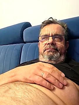 axecoman60 online show from April 10, 2026, 7:21 pm