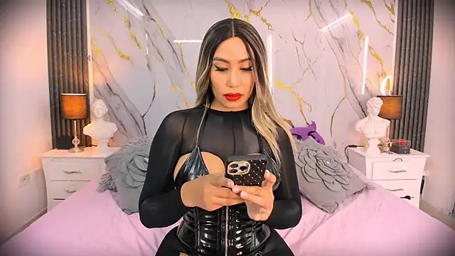 EmilyLeah  online show from March 1, 2025, 8:32 pm