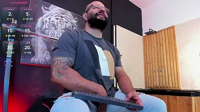 Snapshot of Luke__09 chatting on November 24, 2025, 11:43 am Luke 09 online show from November 24, 2025, 11:43 am