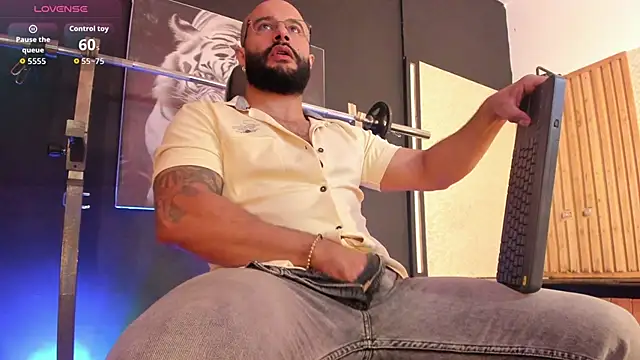 Snapshot of Luke__09 chatting on October 29, 2025, 11:42 am Luke 09 online show from October 29, 2025, 11:42 am