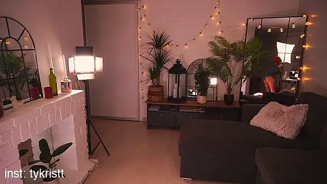 Snapshot of Heidi11 chatting on January 17, 2026, 5:05 pm Heidi11 online show from January 17, 2026, 5:05 pm