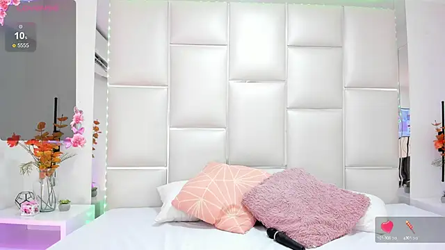 Snapshot of SaraDreamss chatting on March 18, 2025, 8:37 pm SaraDreamss online show from March 18, 2025, 8:37 pm