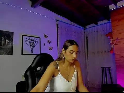 Snapshot of mykaelahoney chatting on February 4, 2026, 2:06 am mykaelahoney online show from February 4, 2026, 2:06 am