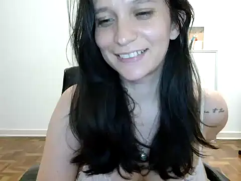 beatrizspbr online show from February 15, 2026, 11:14 pm