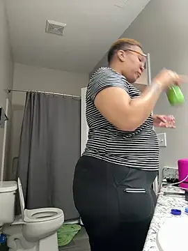 Snapshot of SexyHoneyRedd chatting on December 5, 2024, 12:25 am SexyHoneyRedd online show from December 5, 2024, 12:25 am