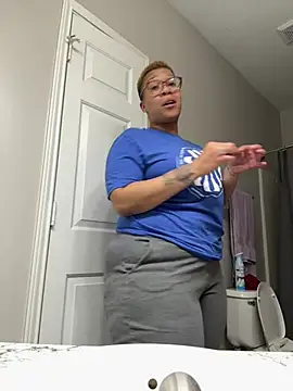 Snapshot of SexyHoneyRedd chatting on December 7, 2024, 12:14 am SexyHoneyRedd online show from December 7, 2024, 12:14 am