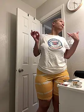 Snapshot of SexyHoneyRedd chatting on June 26, 2026, 8:31 am SexyHoneyRedd online show from June 26, 2026, 8:31 am