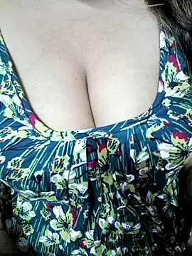 Snapshot of Beautyy38 chatting on October 31, 2025, 8:27 pm Beautyy38 online show from October 31, 2025, 8:27 pm