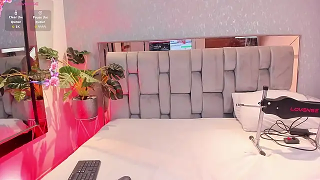 Snapshot of RoseTaylor__ chatting on January 18, 2026, 5:11 am RoseTaylor online show from January 18, 2026, 5:11 am