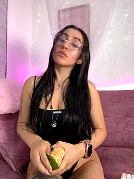 Snapshot of leila_petitee_ chatting on November 27, 2025, 1:22 pm leila petitee online show from November 27, 2025, 1:22 pm