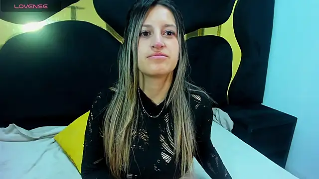 Snapshot of GiaRoussel chatting on October 31, 2025, 3:08 pm GiaRoussel online show from October 31, 2025, 3:08 pm