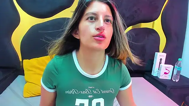 Snapshot of GiaRoussel chatting on November 7, 2025, 3:38 pm GiaRoussel online show from November 7, 2025, 3:38 pm