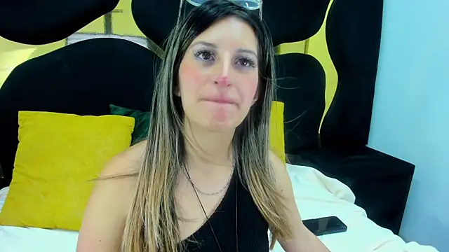 Snapshot of GiaRoussel chatting on December 1, 2025, 9:26 pm GiaRoussel online show from December 1, 2025, 9:26 pm