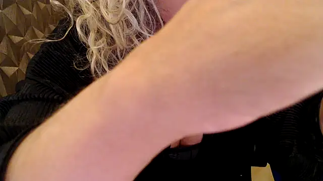 Snapshot of JenniLowen chatting on December 1, 2025, 12:17 pm JenniLowen online show from December 1, 2025, 12:17 pm