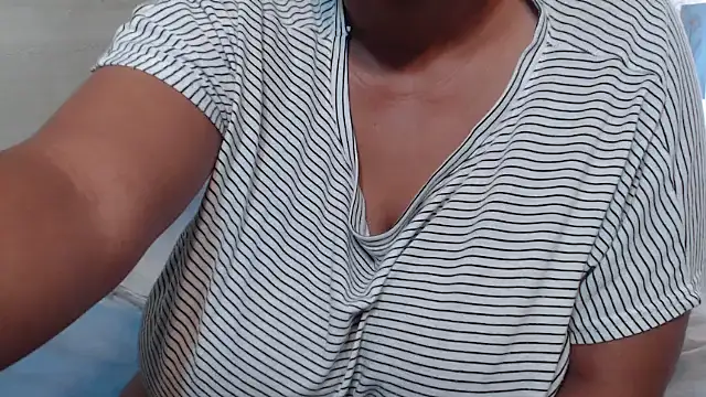 Snapshot of FlavoredNia chatting on March 16, 2025, 12:33 pm FlavoredNia online show from March 16, 2025, 12:33 pm