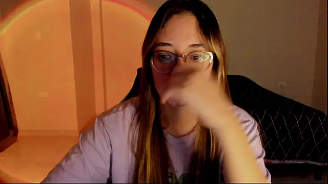 Snapshot of atenas_05_ chatting on November 9, 2025, 9:35 am atenas 05 online show from November 9, 2025, 9:35 am