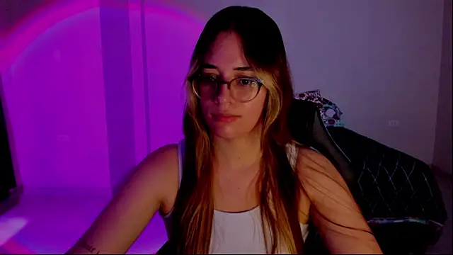 Snapshot of atenas_05_ chatting on November 8, 2025, 9:29 pm atenas 05 online show from November 8, 2025, 9:29 pm