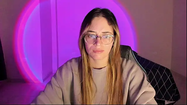 Snapshot of atenas_05_ chatting on November 3, 2025, 9:24 am atenas 05 online show from November 3, 2025, 9:24 am