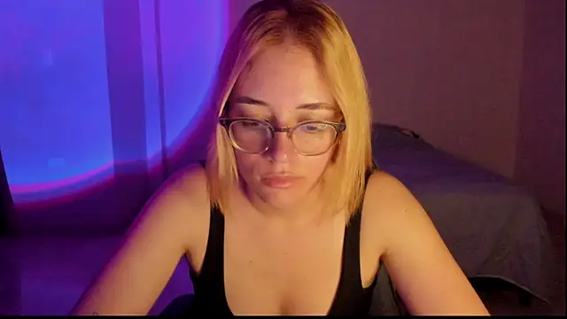 Snapshot of atenas_05_ chatting on December 2, 2025, 9:33 am atenas 05 online show from December 2, 2025, 9:33 am