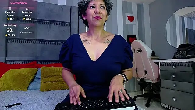 Julianewell online show from March 10, 2026, 12:31 pm