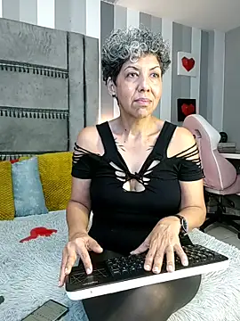 Snapshot of Julianewell chatting on December 15, 2025, 12:22 pm Julianewell online show from December 15, 2025, 12:22 pm