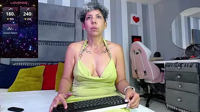 Snapshot of Julianewell chatting on May 29, 2026, 12:22 pm Julianewell online show from May 29, 2026, 12:22 pm