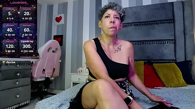 Snapshot of Julianewell chatting on May 11, 2026, 12:17 pm Julianewell online show from May 11, 2026, 12:17 pm
