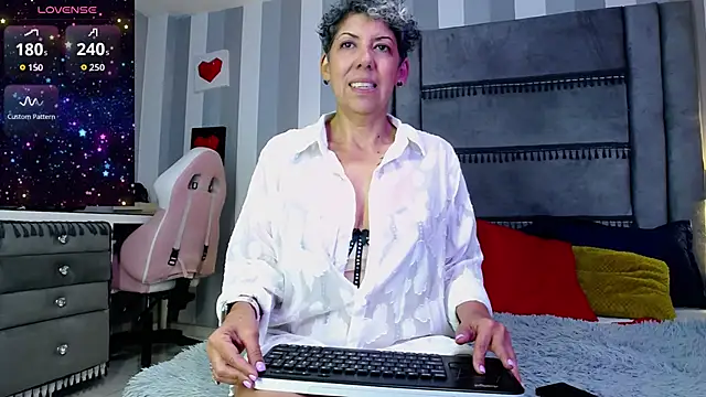Snapshot of Julianewell chatting on May 13, 2026, 12:45 pm Julianewell online show from May 13, 2026, 12:45 pm