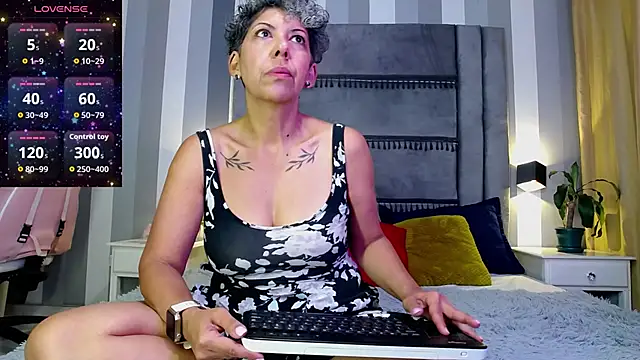 Snapshot of Julianewell chatting on May 23, 2026, 12:15 pm Julianewell online show from May 23, 2026, 12:15 pm