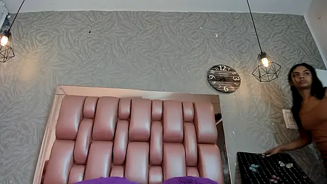 Snapshot of KOURTNEY-- chatting on December 2, 2025, 2:56 am KOURTNEY-- online show from December 2, 2025, 2:56 am