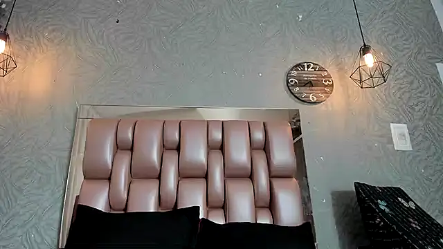 Snapshot of KOURTNEY-- chatting on November 11, 2025, 1:55 am KOURTNEY-- online show from November 11, 2025, 1:55 am