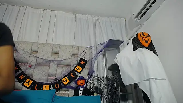 Snapshot of KOURTNEY-- chatting on October 31, 2025, 1:24 am KOURTNEY-- online show from October 31, 2025, 1:24 am