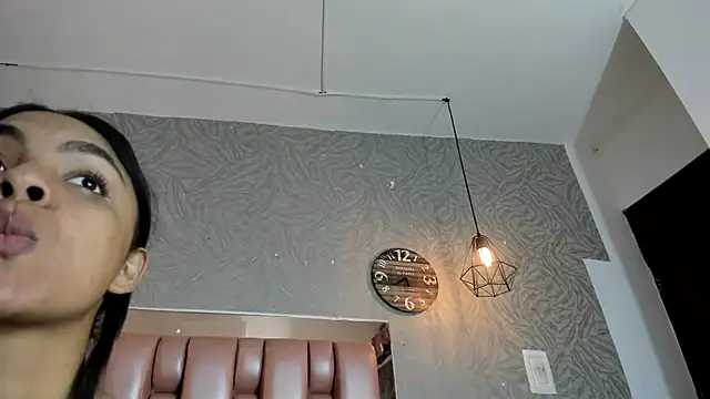 Snapshot of KOURTNEY-- chatting on November 14, 2025, 2:04 am KOURTNEY-- online show from November 14, 2025, 2:04 am