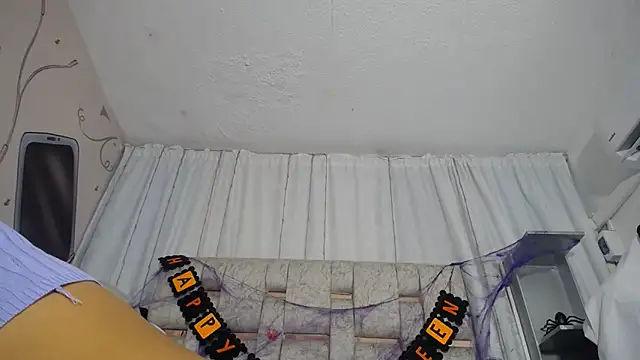 Snapshot of KOURTNEY-- chatting on October 24, 2025, 2:32 am KOURTNEY-- online show from October 24, 2025, 2:32 am