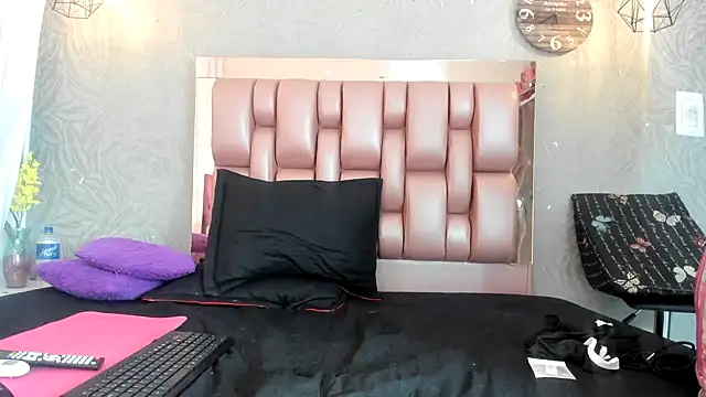 Snapshot of KOURTNEY-- chatting on November 23, 2025, 6:29 pm KOURTNEY-- online show from November 23, 2025, 6:29 pm