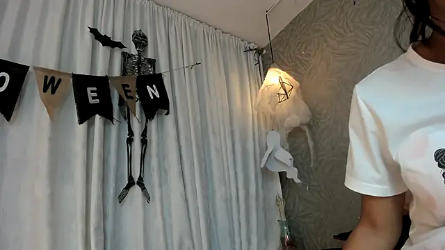 Snapshot of KOURTNEY-- chatting on October 25, 2025, 2:00 am KOURTNEY-- online show from October 25, 2025, 2:00 am