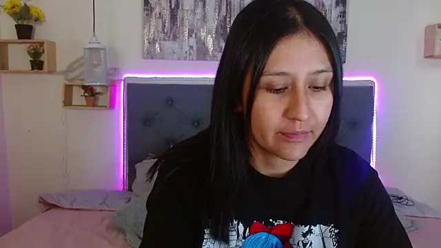 mia aira online show from October 4, 2025, 2:51 pm