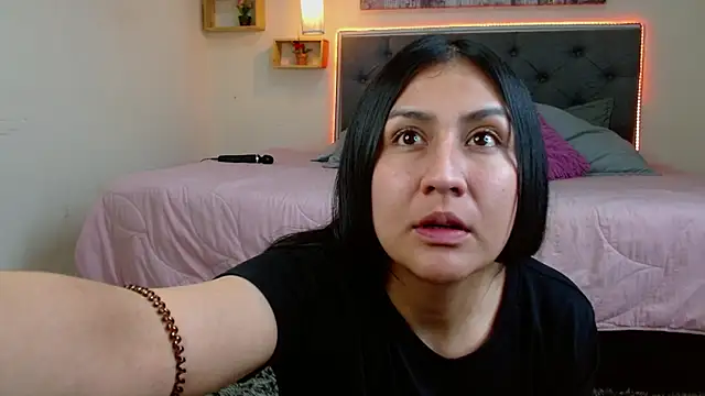 mia aira online show from November 26, 2025, 3:34 pm