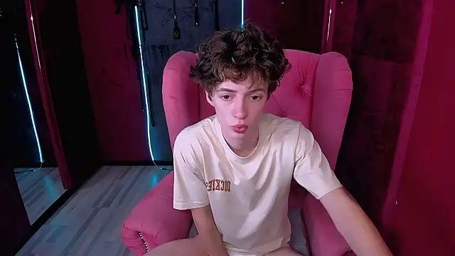 Snapshot of LukeSweet chatting on February 24, 2026, 1:56 pm LukeSweet online show from February 24, 2026, 1:56 pm