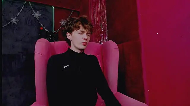 Snapshot of LukeSweet chatting on December 15, 2025, 11:49 am LukeSweet online show from December 15, 2025, 11:49 am